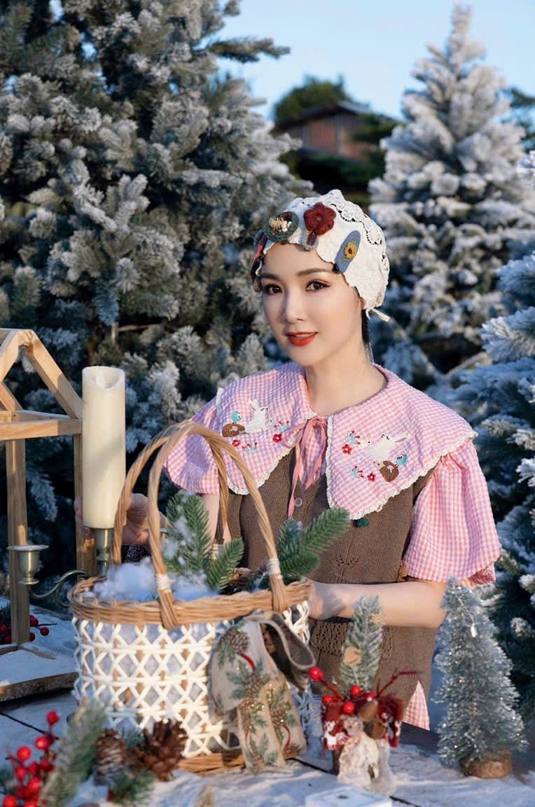 Sau nhiều năm đăng quang, Giáng My không chạy theo sự ồn ào của showbiz mà chọn cuộc sống kín tiếng, nhẹ nhàng. Tuy nhiên, mỗi lần tái xuất, cô đều nhanh chóng trở thành tâm điểm chú ý. giang-my-6.jpg