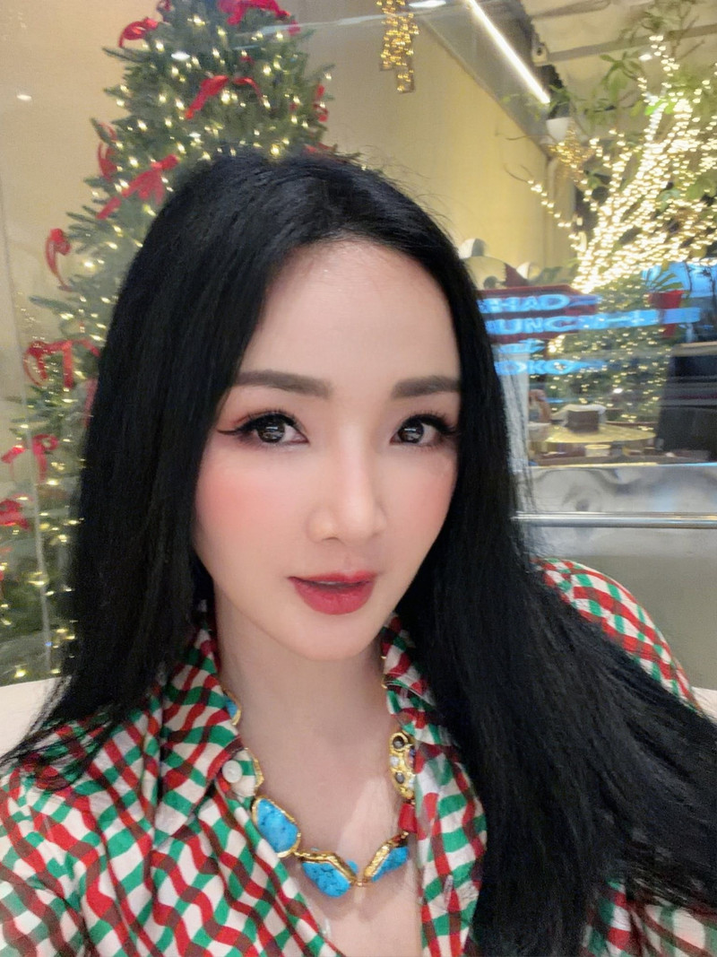 Thời gian dường như ưu ái đặc biệt cho người đẹp sinh năm 1971 khi cô vẫn giữ được nhan sắc trẻ trung, làn da mịn màng cùng thần thái quyền quý, sang chảnh hiếm có trong làng giải trí Việt. giang-my-8.jpg