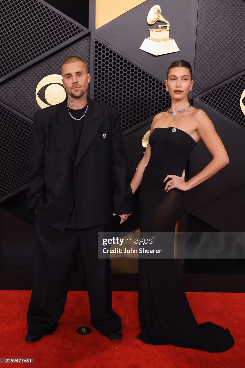 Bà xã của Justin Bieber - Hailey Bieber xuất hiện xinh đẹp và quyến rũ, tự tin sánh bước bên chồng. grammy-08.jpg