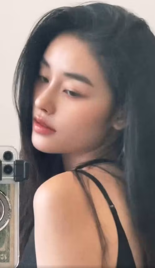 Màn xuất hiện của nàng hậu đồng thời tạo ra những cuộc thảo luận sôi nổi về góc nhìn cởi mở đối với phẫu thuật thẩm mỹ trong showbiz Việt. yen-nhi-2.jpg