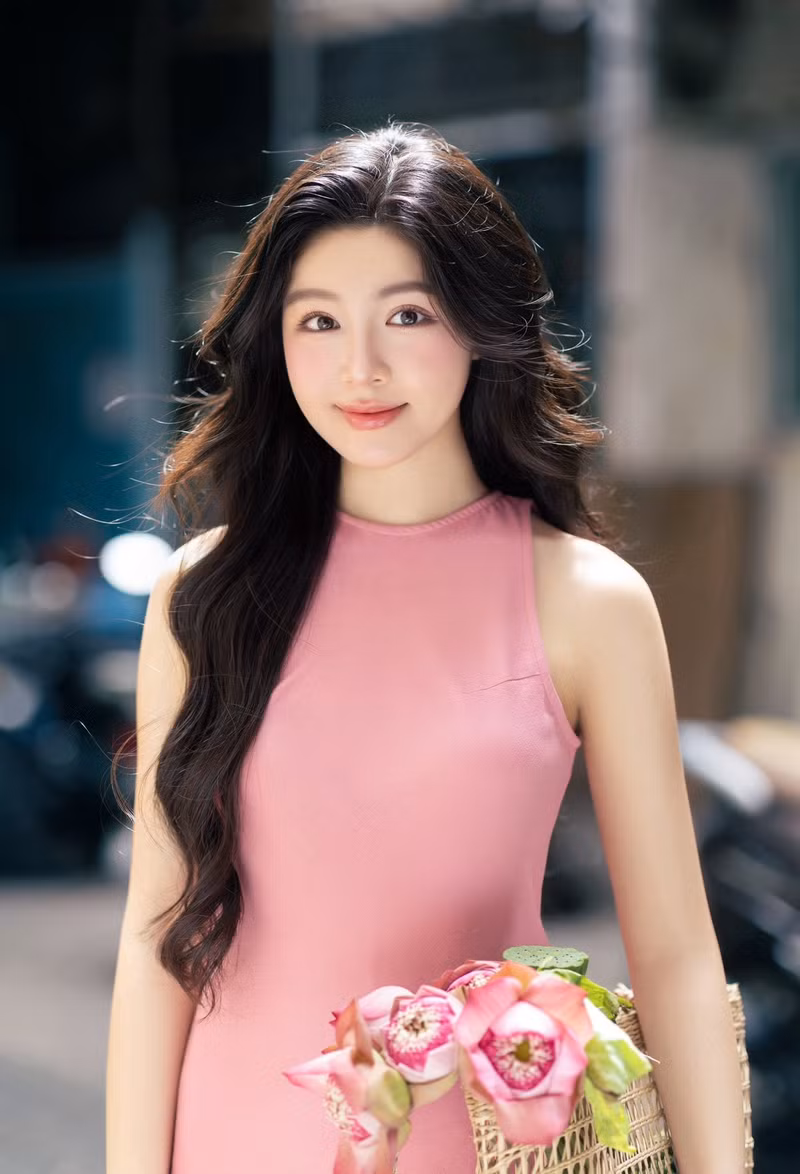 Khung cảnh chiều Thu Sài Gòn với ánh nắng dịu nhẹ càng làm tôn lên sự mong manh, nữ tính của ái nữ nhà MC quốc dân. lo-lem-3.jpg