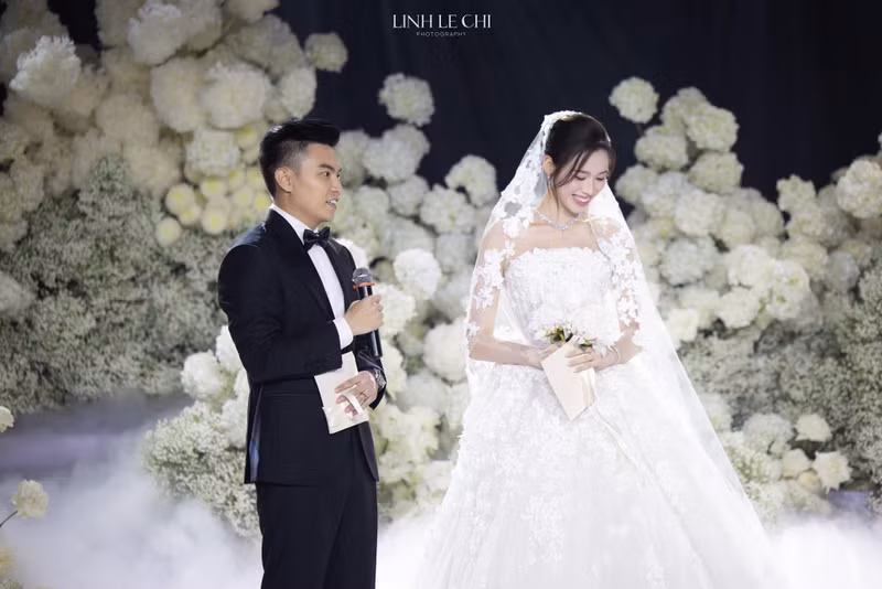 Sang phần tiệc, cô dâu thay chiếc váy cưới thứ hai được đính kết tỉ mỉ, sang trọng. Mỗi bước đi của nàng hậu đều khiến chiếc váy phản chiếu ánh sáng, tựa như những vì sao nhỏ tỏa sáng trong đêm tiệc. do-ha-6.jpg