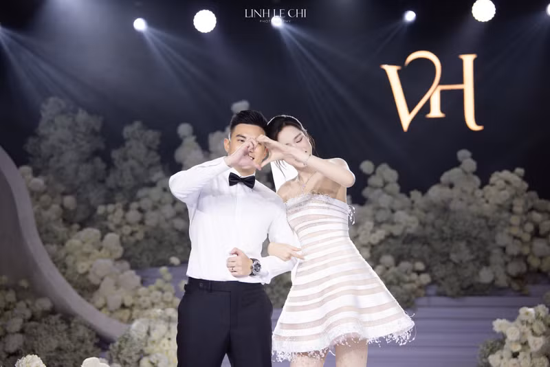 Bên cạnh cô dâu xinh đẹp, chú rể Viết Vương cũng gây ấn tượng với vẻ ngoài điển trai, phong thái chững chạc. do-ha-10.jpg