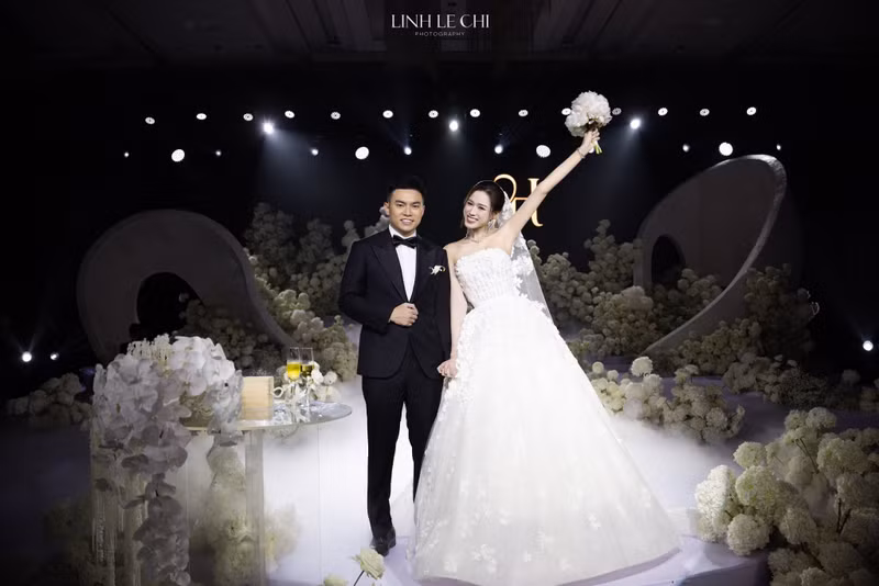 Người đẹp xứ Thanh lựa chọn tới ba bộ váy cưới khác nhau, mỗi bộ mang một phong cách riêng nhưng đều tôn lên vóc dáng mảnh mai, đôi vai thon và làn da trắng mịn đặc trưng. do-ha-5.jpg