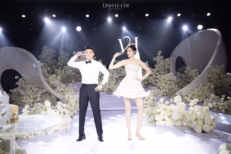 Cả hai trao nhau ánh mắt ngọt ngào và lời thề nguyện giản dị nhưng đầy chân thành, trong sự chúc phúc của gia đình và bạn bè thân thiết. do-ha-11.jpg