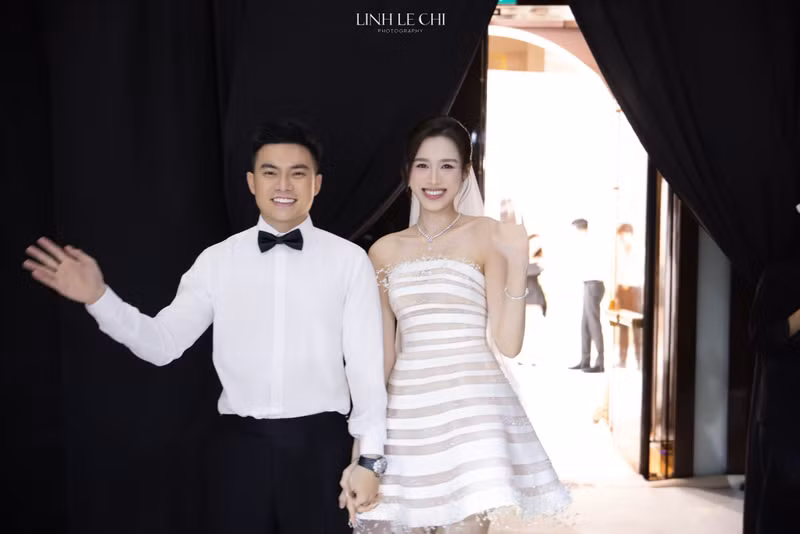 Cuối cùng, để kết thúc ngày vui trọn vẹn, Đỗ Hà chọn một chiếc váy cưới ngắn, trẻ trung, giúp cô thoải mái khi cùng ông xã giao lưu, chụp ảnh và hòa mình vào những khoảnh khắc vui vẻ bên người thân, bạn bè. do-ha-12.jpg