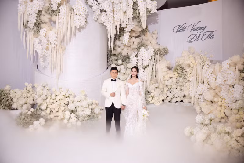 Không chỉ khiến người hâm mộ xúc động bởi câu chuyện tình đẹp, nàng hậu còn khiến khán phòng “tan chảy” với nhan sắc rạng ngời và gu thời trang tinh tế trong ngày trọng đại nhất của cuộc đời. do-ha-4.jpg