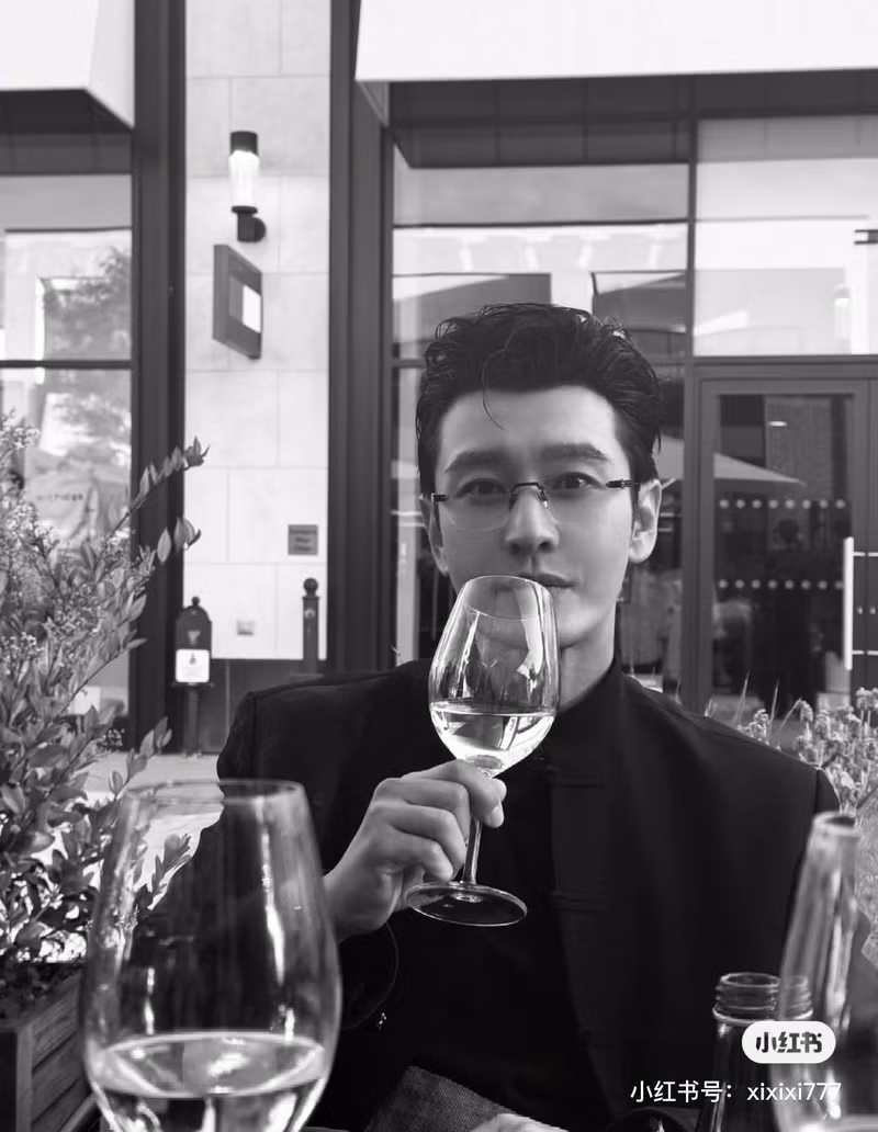 Ở độ tuổi U50, Huỳnh Hiểu Minh vẫn sở hữu visual đỉnh cao vạn người mê, nhan sắc tươi trẻ, thân hình vạm vỡ. huynh-hieu-minh-6.jpg