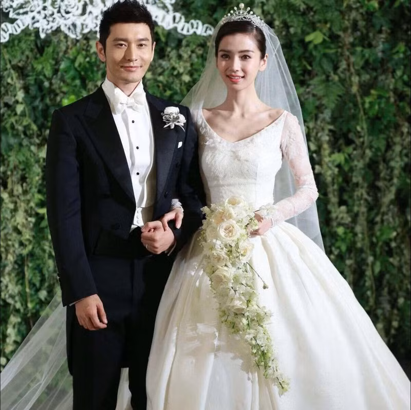 Huỳnh Hiểu Minh từng kết hôn với Angelababy và có 1 con trai. Cặp đôi ly hôn vào năm 2022, nhưng vẫn giữ mối quan hệ văn minh, cùng nhau nuôi dạy con trai. huynh-hieu-minh-9.jpg