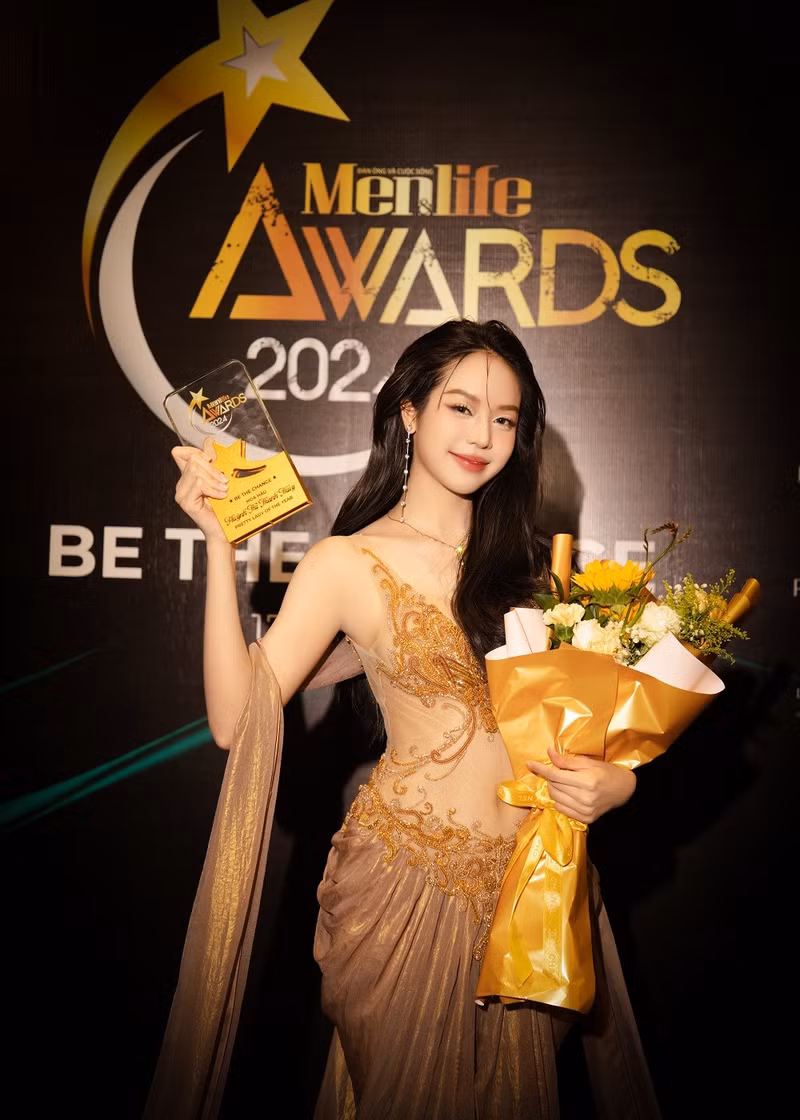 Giải thưởng này không chỉ tôn vinh vẻ đẹp ngoại hình mà còn là sự công nhận cho hành trình nỗ lực không ngừng nghỉ, những đóng góp thiết thực mang lại giá trị cho cộng đồng và truyền cảm hứng mạnh mẽ đến với giới trẻ. lb-9992.jpg