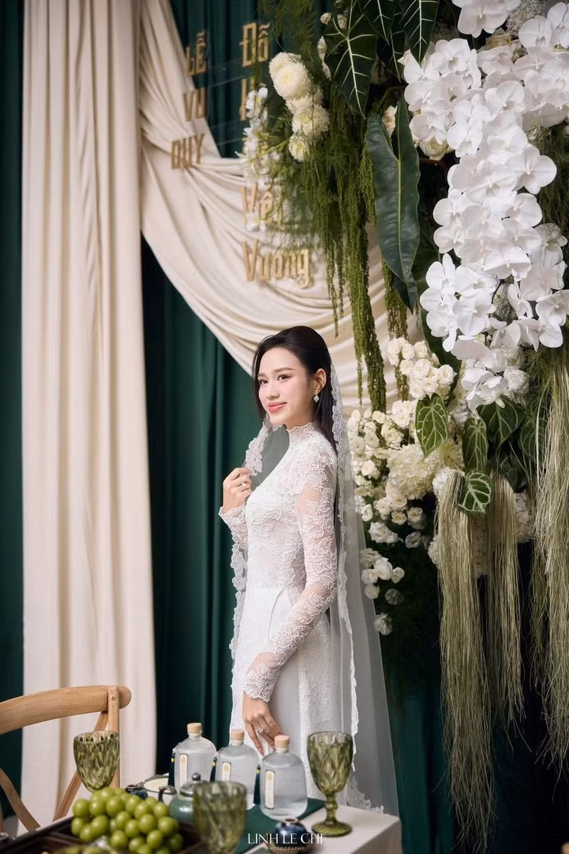 Chiếc khăn voan trùm đầu dài được lựa chọn khéo léo, tạo nên nét cổ điển, mềm mại cho cô dâu trong ngày trọng đại. do-thi-ha-4.jpg