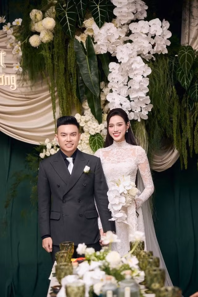 Theo lịch trình, vào tối nay tại khu đô thị Nam Cầu Dài, hôn lễ của cặp đôi sẽ diễn ra trong không gian mở, rạp cưới được dựng quy mô lớn với mái vòm khung thép hướng ra dòng sông Nhật Lệ thơ mộng. do-thi-ha-8.jpg