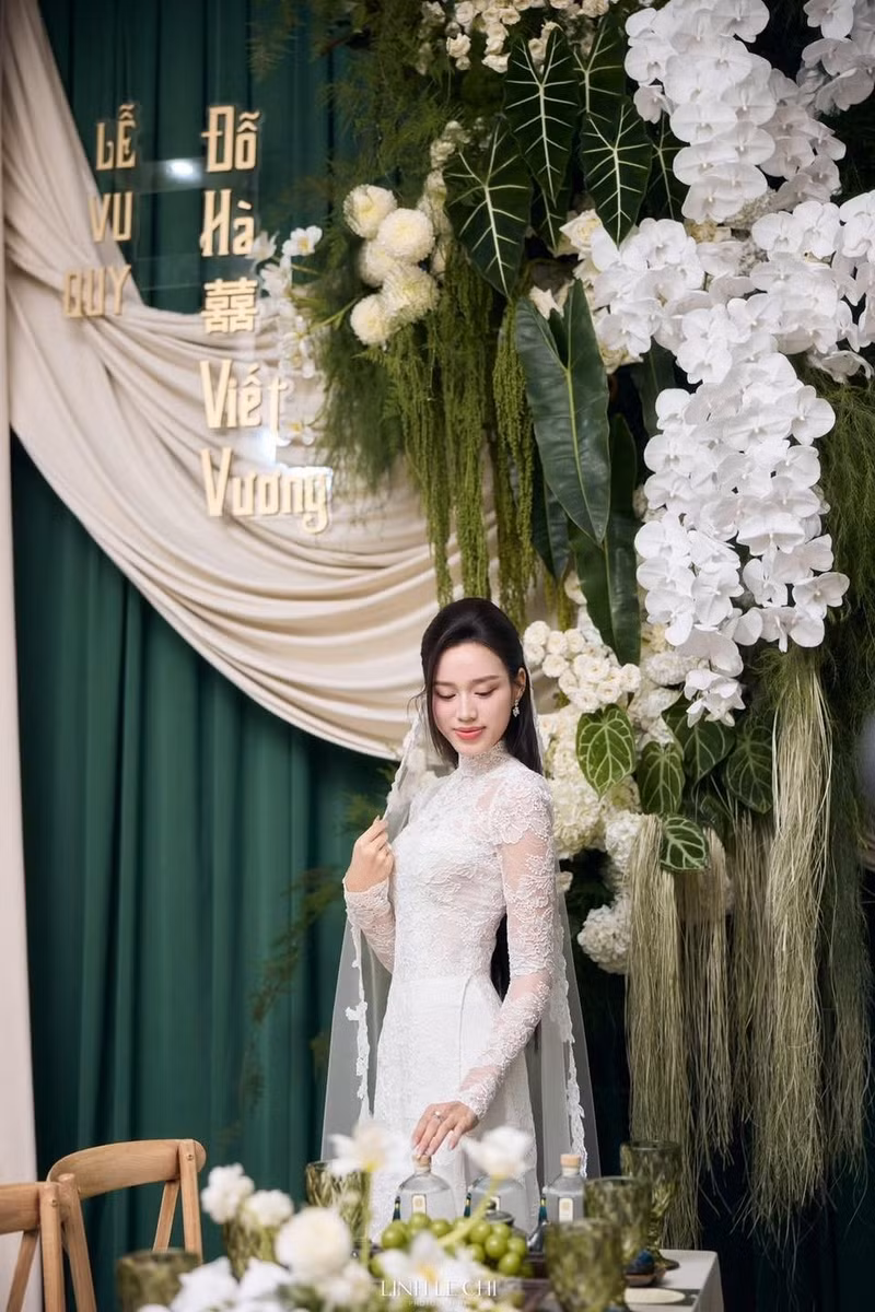 Đỗ Thị Hà xuất hiện trong tà áo dài ren trắng ôm sát thân hình, toát lên vẻ dịu dàng, thanh lịch và nữ tính. do-thi-ha-5.jpg