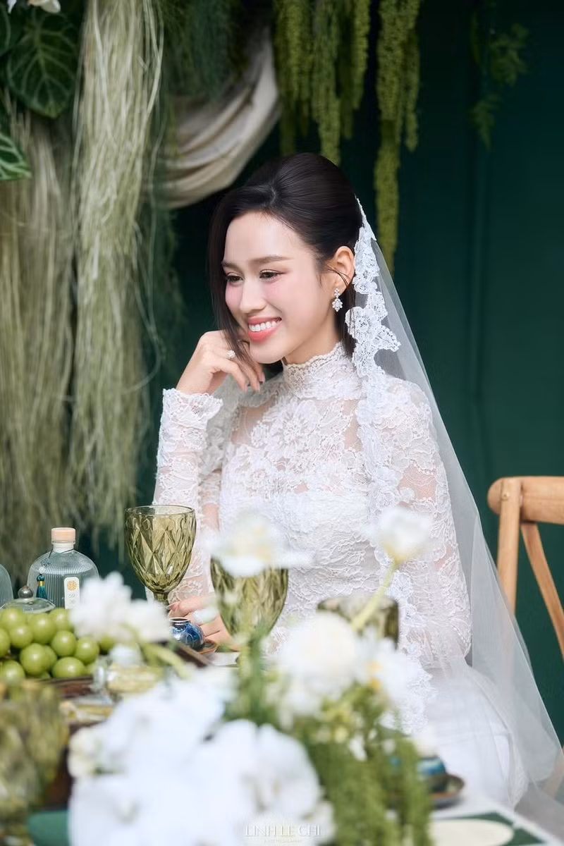 Nhan sắc rạng rỡ cùng nụ cười tươi mãn nguyện hạnh phúc luôn thường trực trên môi Đỗ Thị Hà. do-thi-ha-2.jpg