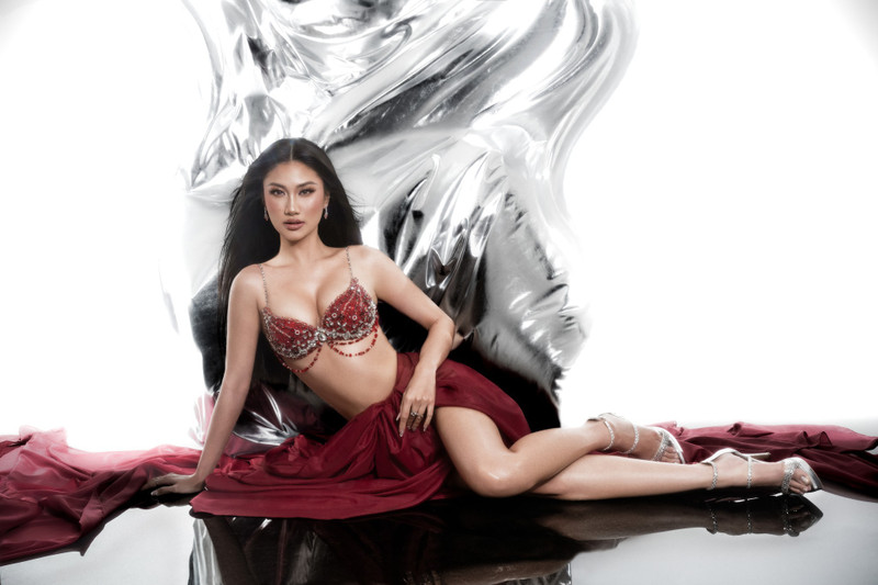 Đại diện Việt Nam tự tin thu hút ánh nhìn của nhiều người. miss-cosmo-3.jpg