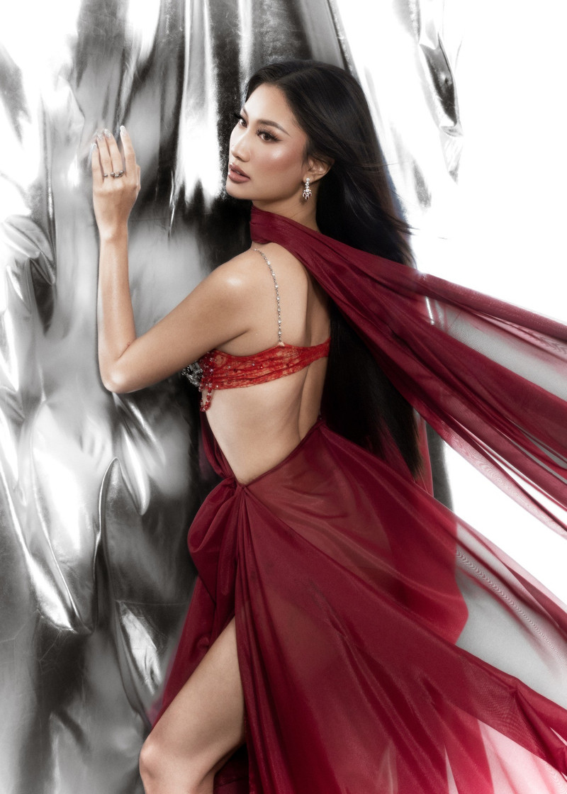 Hai thí sinh cuối cùng sẽ bước vào phần thi hùng biện trước khi ban giám khảo công bố ngôi vị cao quý nhất. miss-cosmo-6.jpg