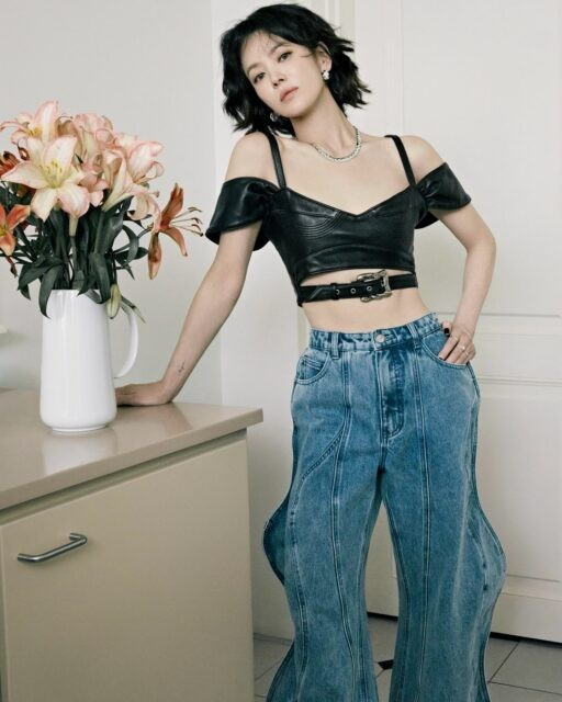 Trong những bức ảnh, nữ diễn viên họ Song toát lên vẻ bí ẩn với kiểu tóc bob ngắn. song-hye-kyo-3.jpg