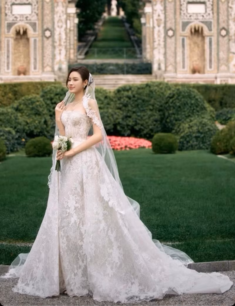 Sau khi về chung một nhà với ông xã Viết Vương, cuộc sống hôn nhân của hoa hậu Đỗ Thị Hà ngày càng nhận được sự quan tâm đặc biệt từ công chúng. do-thi-ha-1.jpg