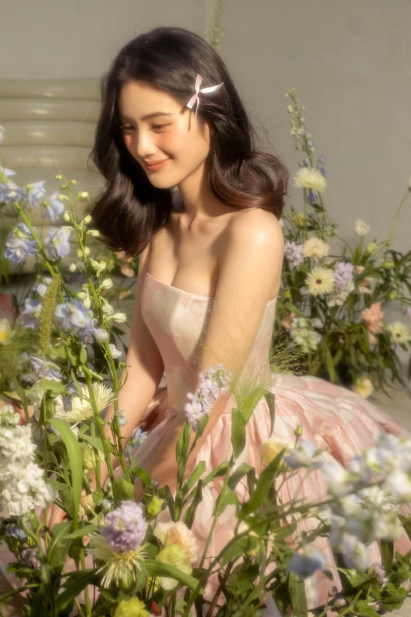 Hoa hậu Ý Nhi được mọi người yêu mến nhờ sở hữu vẻ đẹp tự nhiên, hài hòa, không can thiệp thẩm mỹ. ý nhi 5.jpg