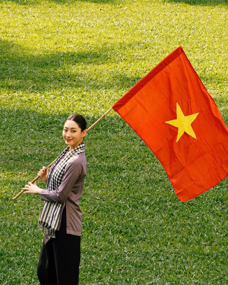 Lấy cảm hứng từ câu nói "Mỗi bộ áo là một câu chuyện, một thời kỳ", bộ ảnh như một lời tri ân sâu sắc gửi đến những người phụ nữ Việt Nam – biểu tượng của sự kiên cường, nhẫn nại và lòng yêu nước bất diệt. and07583-copy.png