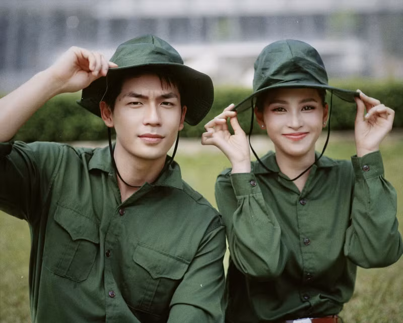 Trong một sự kiện, Quốc Anh đã bất ngờ tặng hoa cho Tiểu Vy và bày tỏ mong muốn được tìm hiểu cô ngoài đời thực. tieu-vy-7.jpg