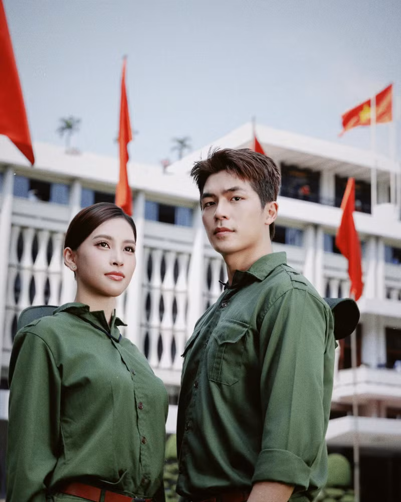 Có mặt 3h sáng, Hoa hậu Tiểu Vy hào hứng chia sẻ: “Vừa tổng duyệt diễu hành vừa xem máy bay tổng duyệt diễu binh, quá đã luôn rồi”. tieu-vy-5.jpg