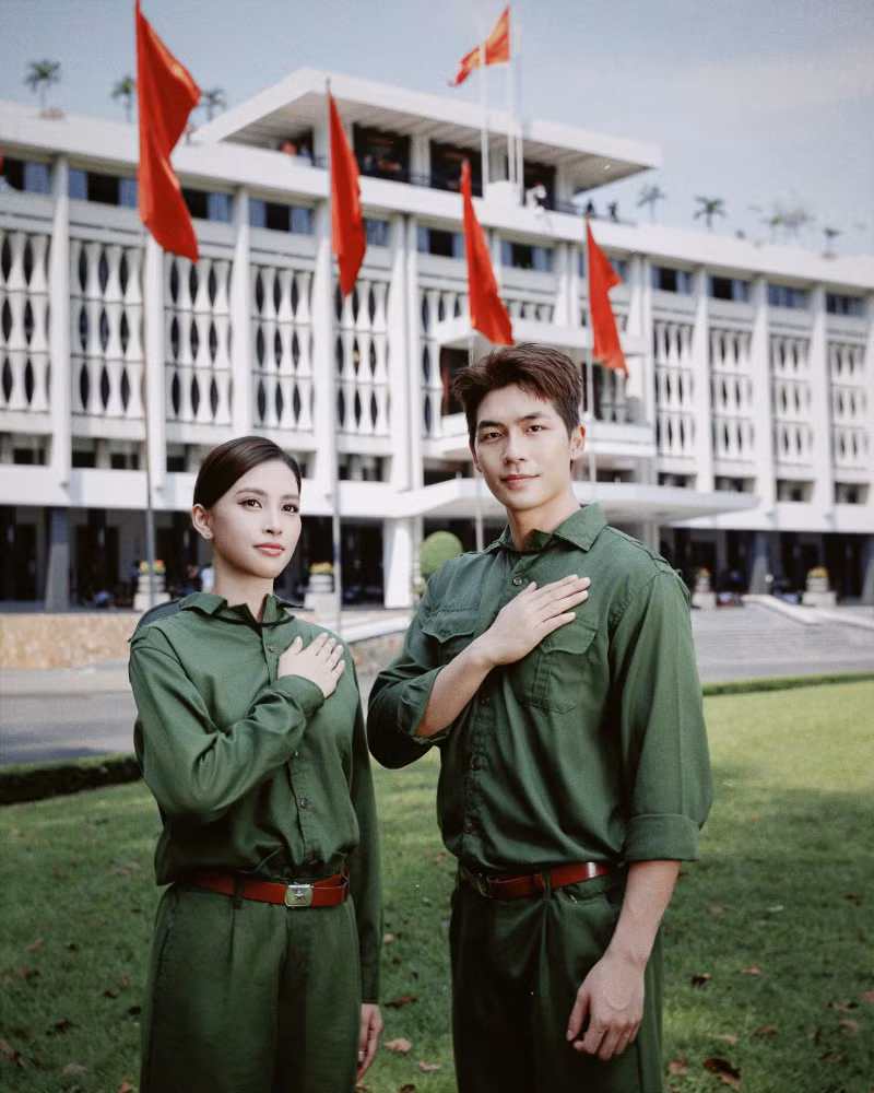 Thời gian qua, Hoa hậu Tiểu Vy đã tích cực tham gia các buổi diễu binh, diễu hành chào mừng kỷ niệm 50 năm Ngày Giải phóng miền Nam, thống nhất đất nước. tieu-vy-3.jpg