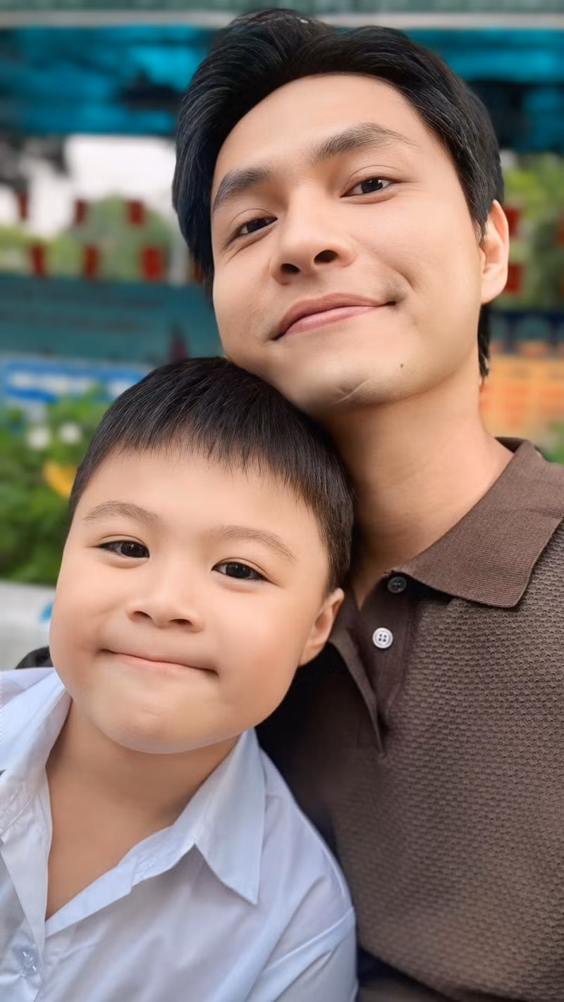 Nam diễn viên Tô Dũng chia sẻ: "Năm nào cũng vậy, khai giảng cũng là ngày sinh nhật của Tô Dũng và Tô Mỡ. Chúc mừng sinh nhật chúng mình! Chúc mừng em chính thức bước vào lớp 1". sao việt 10.jpg