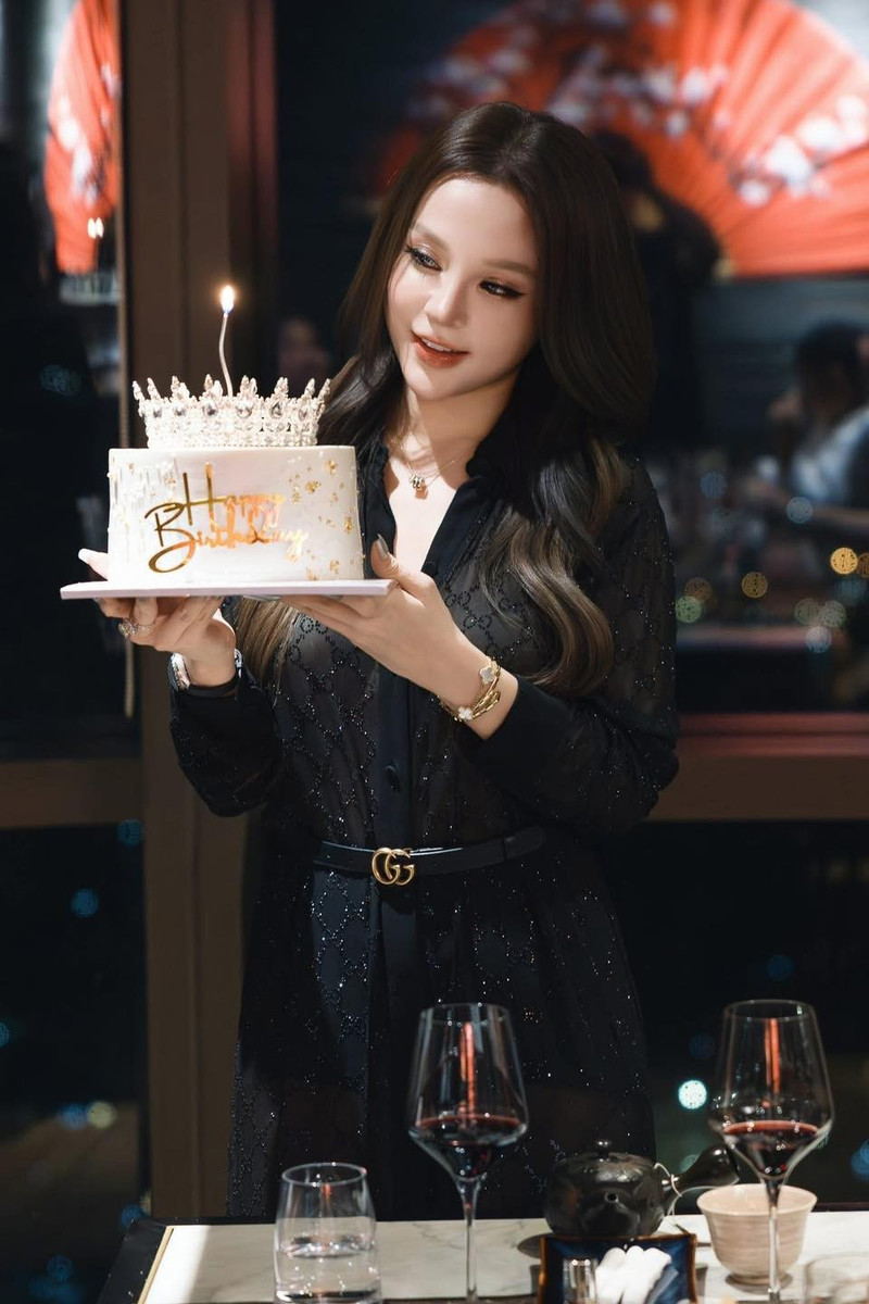 Mừng sinh nhật tuổi 36, mới đây, Huyền Baby đã khiến cộng đồng mạng không khỏi trầm trồ trước sắc vóc ngày càng lên hương và thần thái cuốn hút. huyen-baby-3.jpg