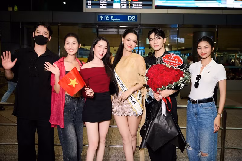 Có mặt tại sân bay để gửi lời chúc mừng đến Khánh Linh còn có Hoa hậu Võ Lê Quế Anh, Á hậu Huỳnh Minh Kiên, Á hậu Đặng Hoàng Tâm Như, Á vương Võ Minh Toại, Hoa khôi Huỳnh Thuý Vi. tin-6258.jpg