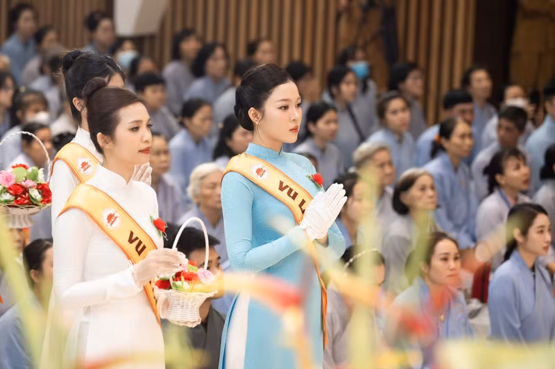 Được dự lễ, đọc ý nghĩa Vu Lan và thực hiện nghi thức cài hoa đều là những khoảnh khắc thiêng liêng, nhắc nhở Kiều Duy về công ơn của cha mẹ – những đấng sinh thành đã dành cả đời để nuôi dưỡng, chở che và yêu thương ta vô điều kiện. cbbcbf46-6470-43d2-b7f2-34ead2465774.jpg