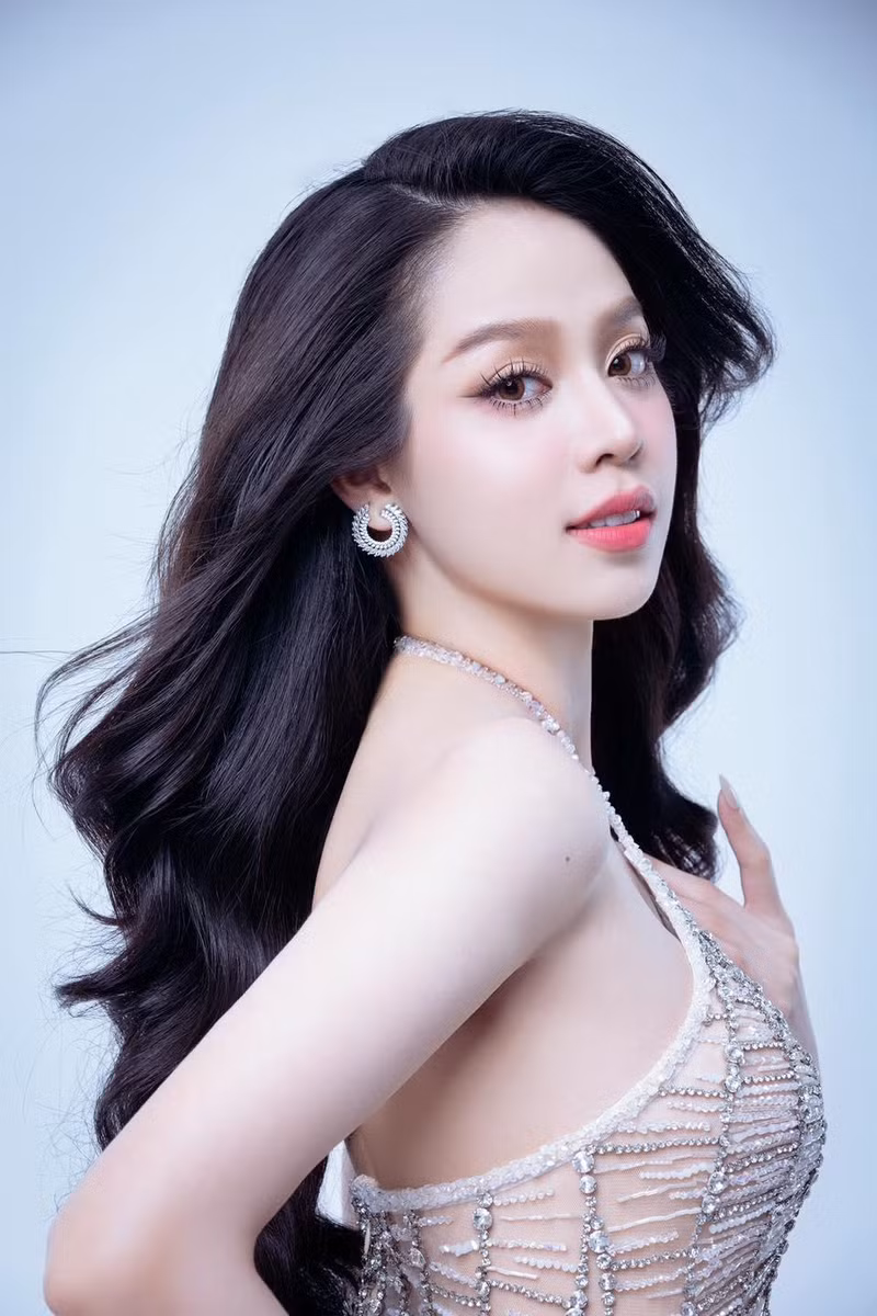 Trang chủ Miss International đã đăng tải bài viết để giới thiệu về đại diện của Việt Nam sẽ chính thức tham gia dự thi. Chưa đầy 24 tiếng, bài đăng thu hút vô số lượt bình luận và chia sẻ. thanh thủy 5.jpg