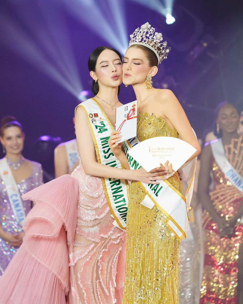 Trong đêm chung kết, Hoa hậu Huỳnh Thị Thanh Thuỷ chính thức trao lại vương miện cho người kế nhiệm khép lại hơn một năm nhiệm kỳ đầy nỗ lực và cống hiến trong vai trò Miss International 2024. thanh-thuy-10.jpg