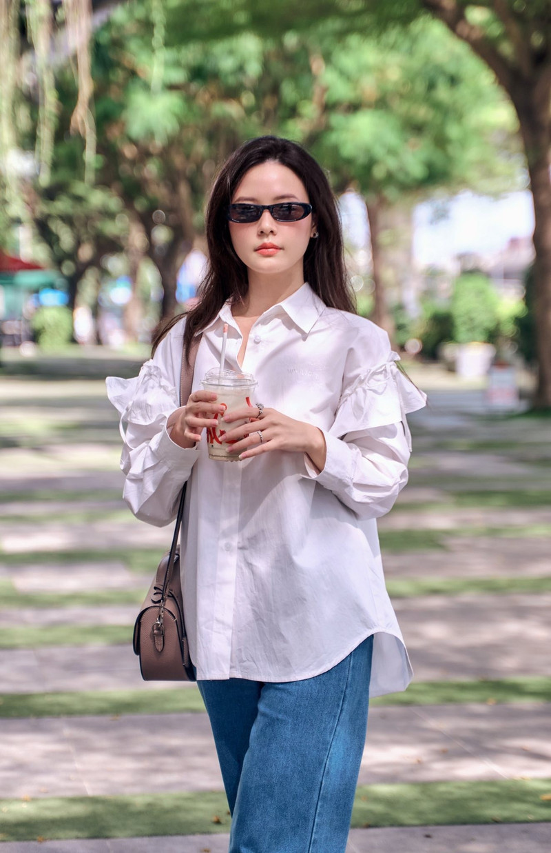 Chỉ diện chiếc sơ mi trắng bình dân kết hợp quần jeans tối giản và điểm nhấn là túi xách hàng hiệu, nữ diễn viên lại một lần nữa chứng minh rằng vẻ đẹp trẻ trung không hề phụ thuộc vào những bộ cánh cầu kỳ. midu-4.jpg