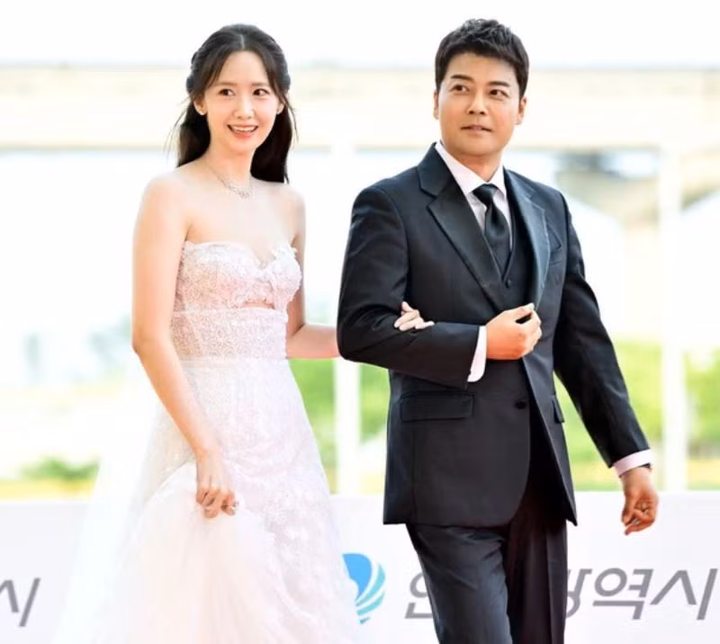 Đặc biệt, hai thành viên của Girls' Generation là Yoona, Tiffany đã tái hợp tại Blue Dragon năm nay và khoe nhan sắc nữ thần trên thảm đỏ. yoona 2.JPG