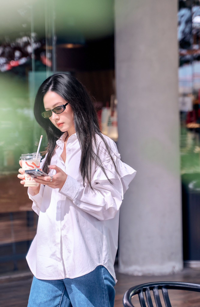 Nhiều người hâm mộ nhận xét rằng Midu trông trẻ trung chẳng khác sinh viên đại học. Làn da căng mịn, nụ cười tươi tắn cùng khí chất nhẹ nhàng khiến cô trở nên nổi bật dù chỉ diện trang phục giản dị. midu-9.jpg