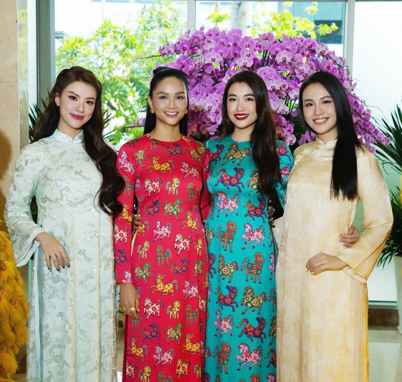 Không cần tạo dáng cầu kỳ, chỉ với ánh mắt ấm áp và phong thái tự nhiên, cô đã đủ khiến khung hình bừng sáng. hhen-nie-4.jpg