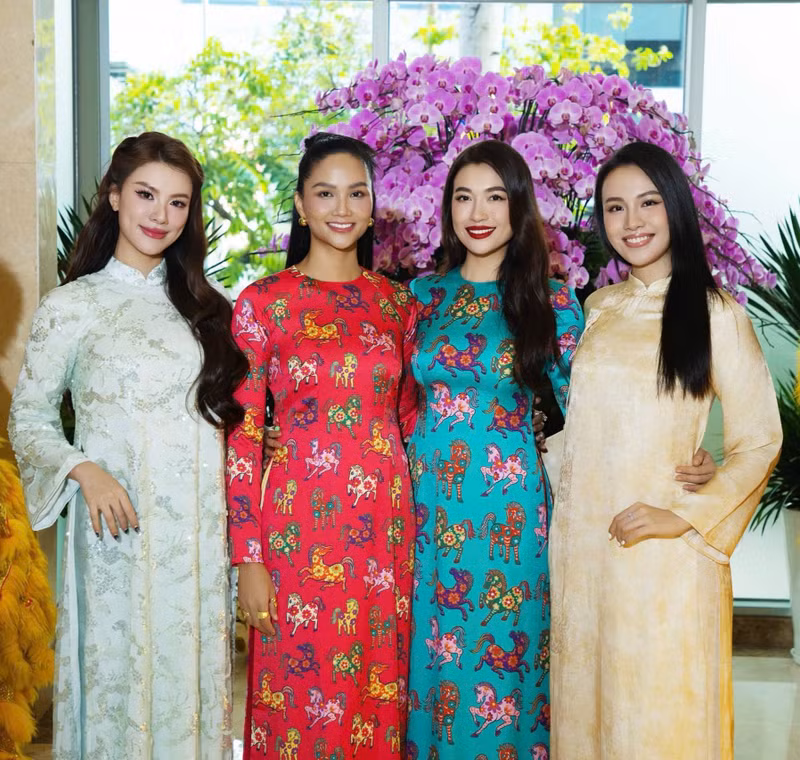 Không cần tạo dáng cầu kỳ, chỉ với ánh mắt ấm áp và phong thái tự nhiên, cô đã đủ khiến khung hình bừng sáng. hhen-nie-4.jpg