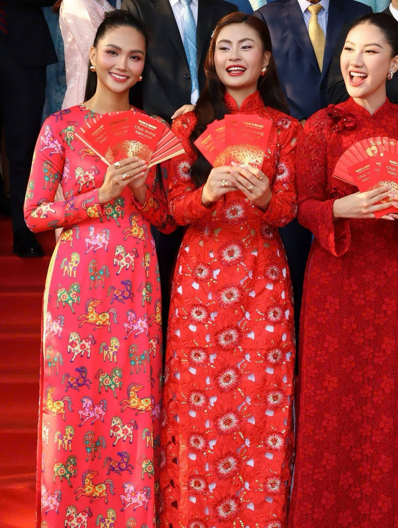 Bên cạnh đó, các Á hậu Lệ Hằng, Kim Duyên, Thủy Tiên mang đến hình ảnh dịu dàng, nền nã với thiết kế áo dài thướt tha, tôn lên vóc dáng thanh mảnh. hhen-nie-5.jpg