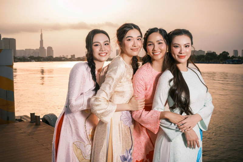 Không chỉ đơn thuần là một bộ ảnh thời trang, màn hội ngộ này còn truyền đi thông điệp ý nghĩa về việc gìn giữ và phát huy bản sắc dân tộc. hhen-nie-10.jpg