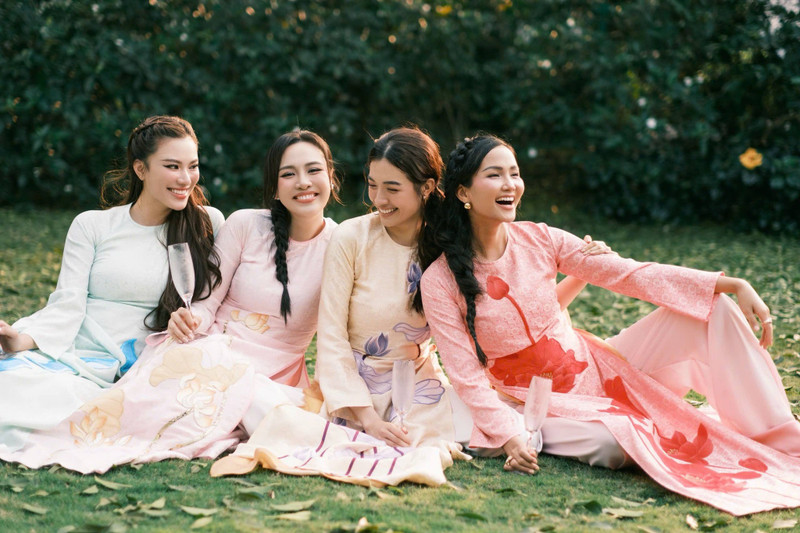 Tà áo dài – biểu tượng văn hóa của người phụ nữ Việt Nam qua sự thể hiện của các hoa, á hậu càng trở nên sống động và cuốn hút. hhen-nie-7.jpg