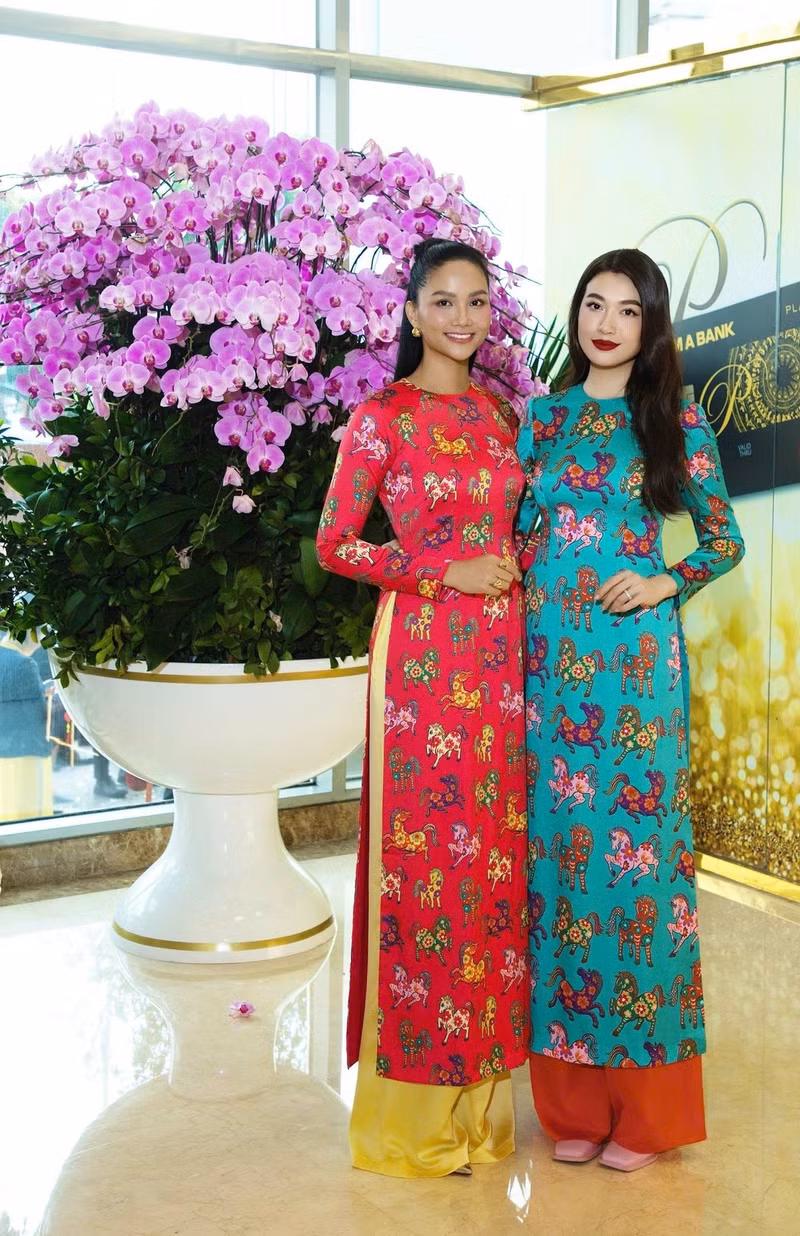 Sự xuất hiện của các người đẹp không chỉ khiến người hâm mộ xuýt xoa bởi nhan sắc ngọt ngào, mà còn góp phần tôn vinh giá trị truyền thống của trang phục dân tộc trong ngày đầu năm mới. hhen-nie-1-5752.jpg