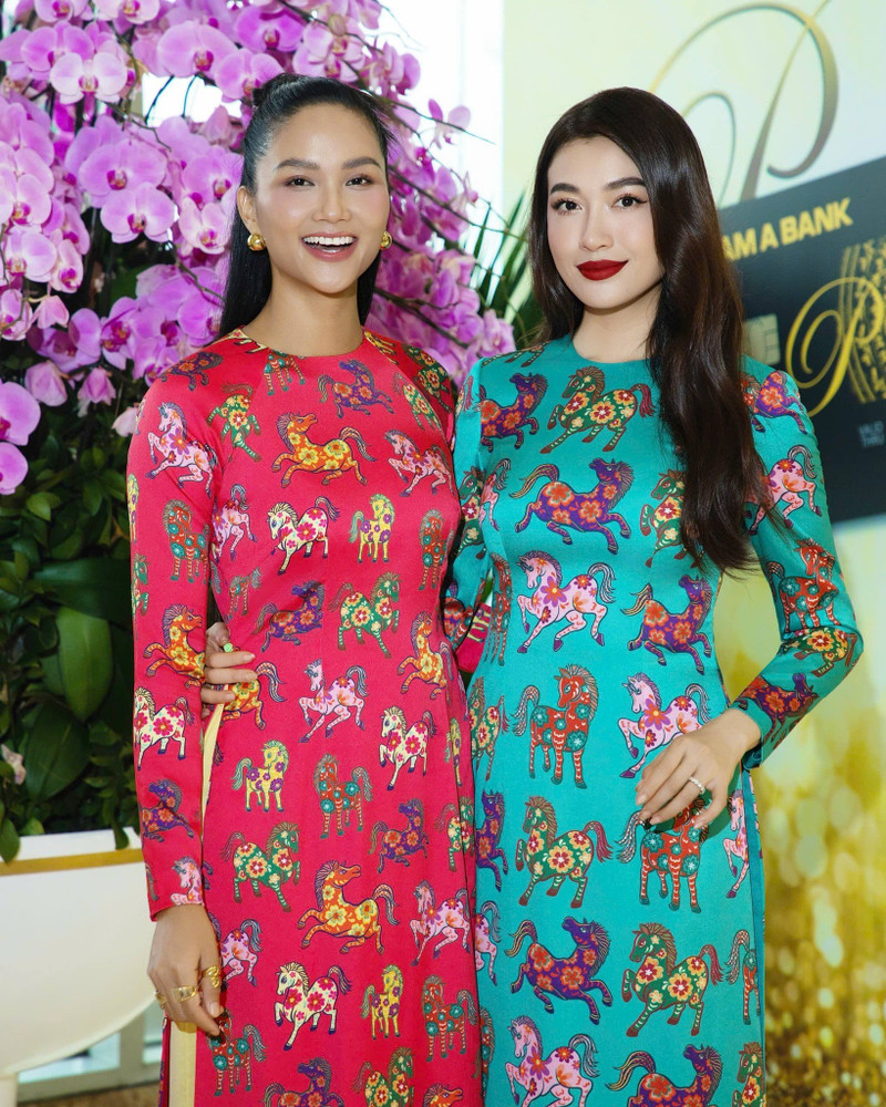 Những ngày đầu Xuân, không khí rộn ràng như được nhân lên khi H'Hen Niê cùng dàn á hậu đình đám như Lệ Hằng, Kim Duyên, Thủy Tiên… đồng loạt khoác lên mình những tà áo dài rực rỡ, tưng bừng chào xuân. hhen-nie-2.jpg