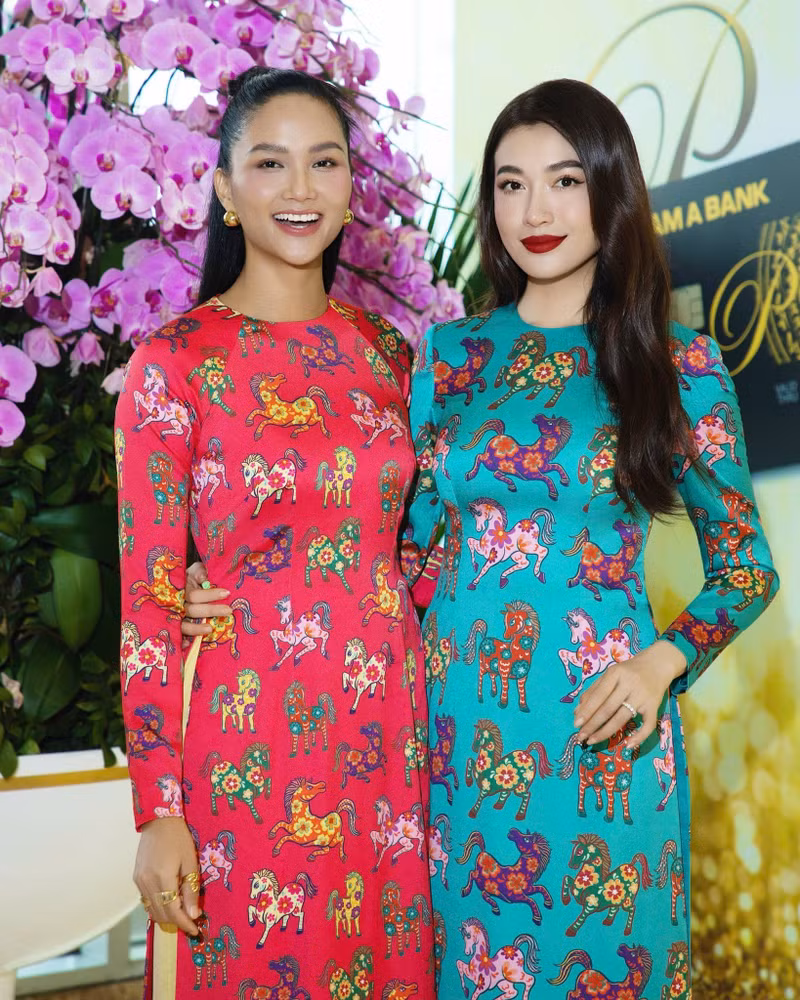 Những ngày đầu Xuân, không khí rộn ràng như được nhân lên khi H'Hen Niê cùng dàn á hậu đình đám như Lệ Hằng, Kim Duyên, Thủy Tiên… đồng loạt khoác lên mình những tà áo dài rực rỡ, tưng bừng chào xuân. hhen-nie-2.jpg