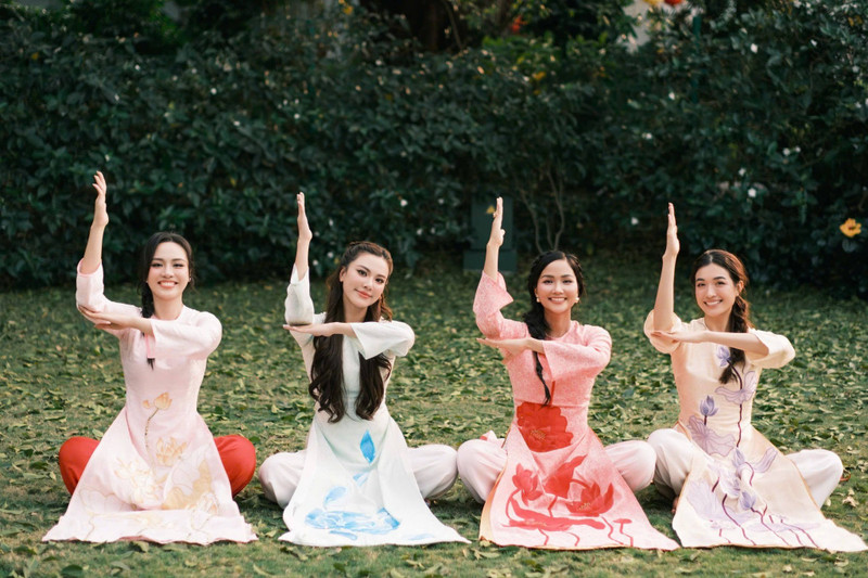 Mỗi bước đi uyển chuyển, mỗi nụ cười tươi tắn đều góp phần lan tỏa tinh thần lạc quan, yêu đời trong những ngày đầu năm. hhen-nie-11.jpg