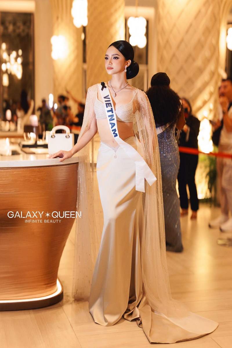 Miss Universe 2025 đang bước vào giai đoạn căng thẳng nhất, đối với đại diện Việt Nam – Hoa hậu Nguyễn Hương Giang, cô liên tục để lại ấn tượng mạnh mẽ tại đấu trường nhan sắc này. huong-giang-1.jpg