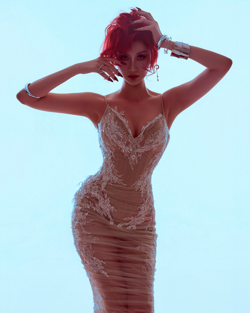 Bộ ảnh lần này được Quế Anh và ekip thực hiện trước khi bước sang năm 2026, như một cột mốc đánh dấu sự trưởng thành cũng như mong muốn thay đổi phong cách của Miss Grand Vietnam 2024. hoa-hau-que-anh-12.jpg