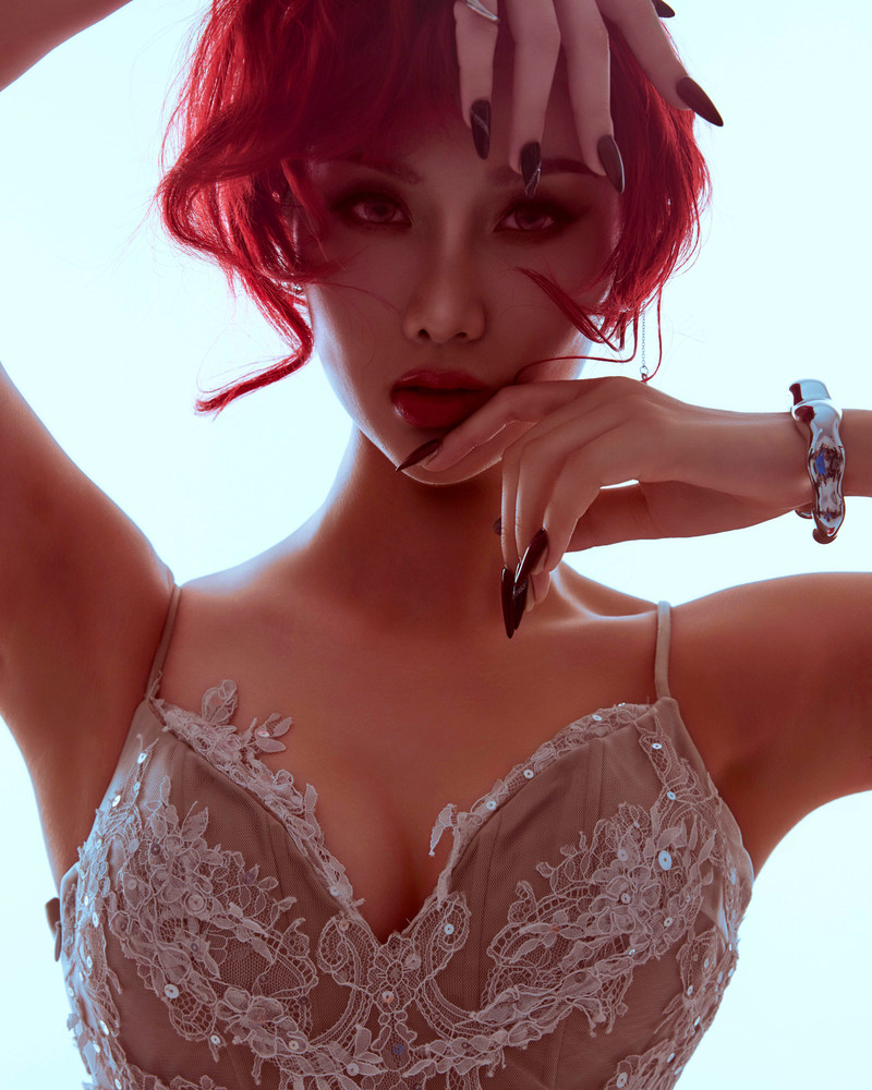 Từ sắc đỏ rực lửa đầy nổi loạn, màu bạch kim cổ điển sang trọng cho đến mái tóc đen tém sắc sảo hay mái ngang đầy mới mẻ. hoa-hau-que-anh-11.jpg