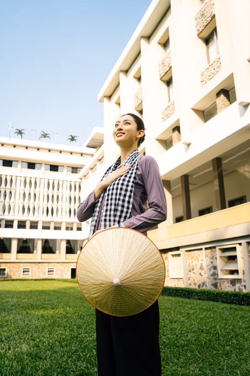 Chiếc áo tưởng chừng bình dị ấy, qua từng đường kim mũi chỉ, lại trở thành biểu tượng của sự mạnh mẽ, bền bỉ và khát vọng sống mãnh liệt trong tâm hồn người dân Việt Nam. luong-thuy-linh-30-5.png