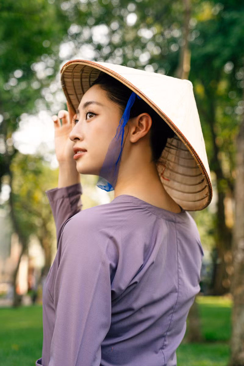 Việc lựa chọn tái hiện hình ảnh người phụ nữ thời chiến trong dịp lễ trọng đại này cho thấy tình yêu sâu sắc của cô dành cho lịch sử, văn hóa và dân tộc Việt Nam. luong-thuy-linh-30-2.png